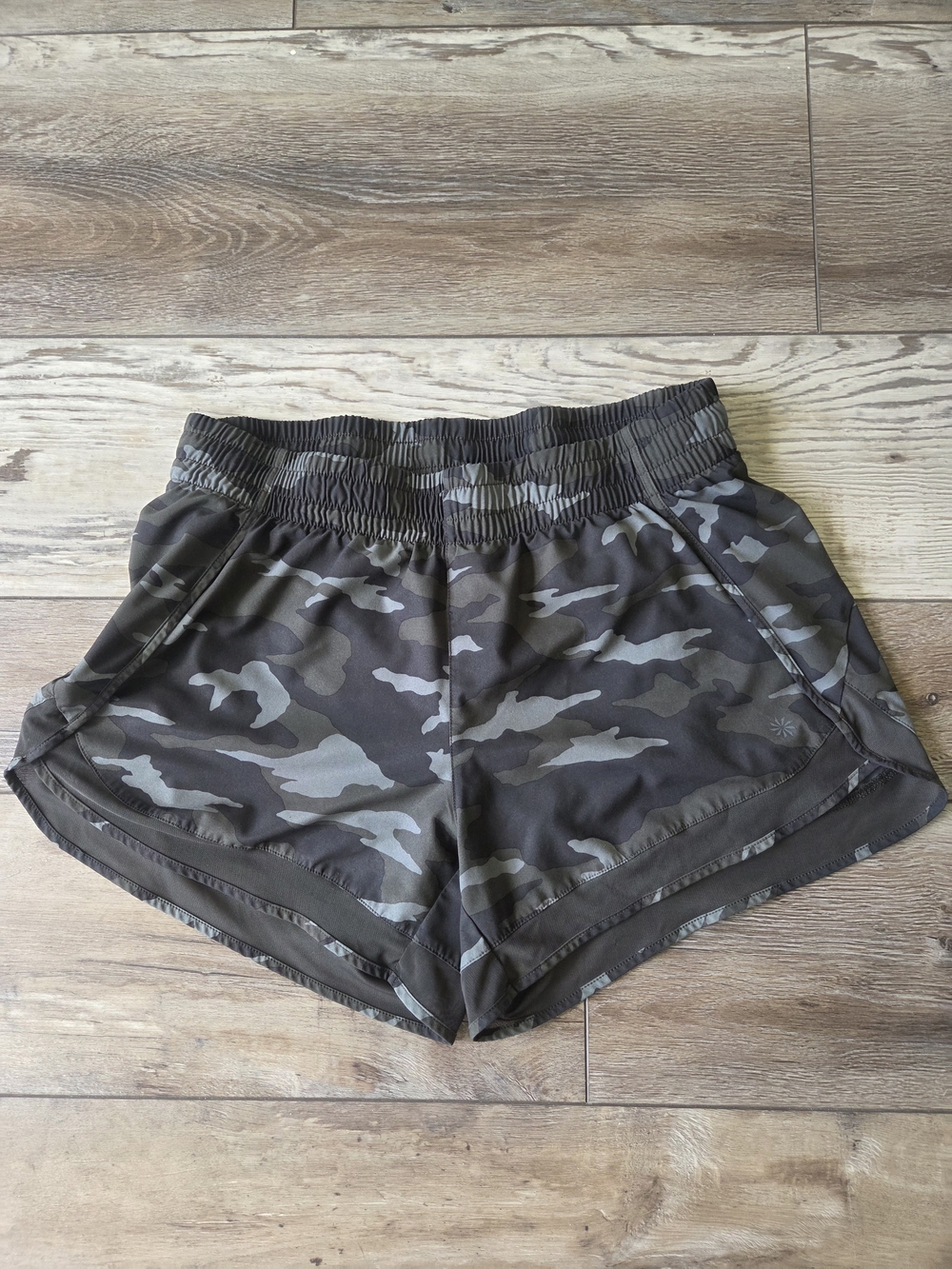 Athleta Women's Mesh Run Racer 4" Olive Green Camo Athletic Shorts Size M